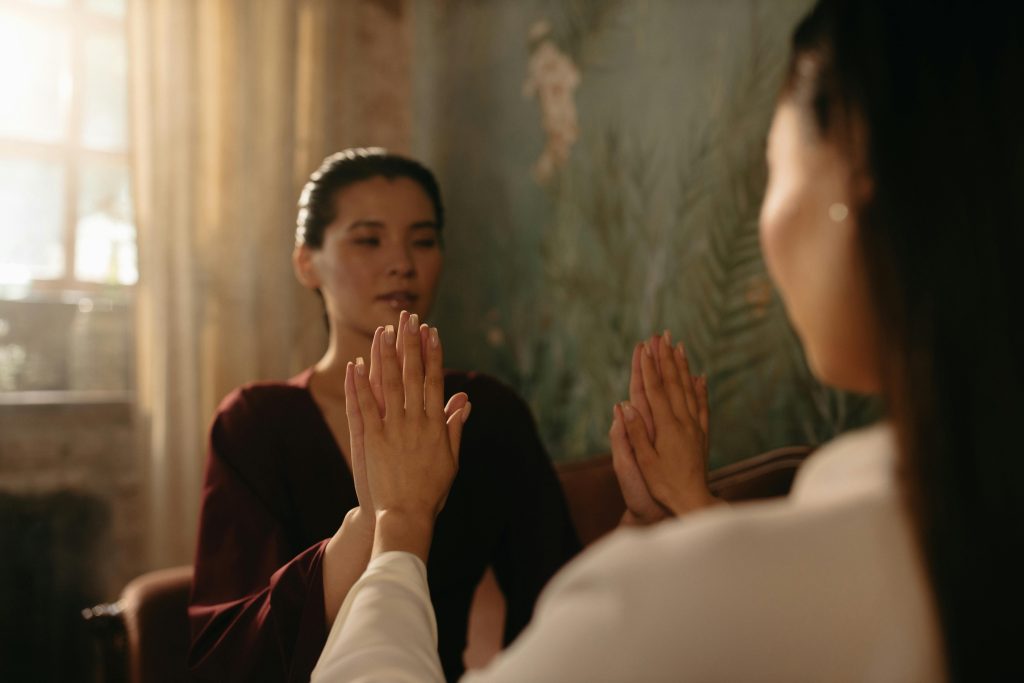hai phụ nữ thực hành bioenergetic therapy